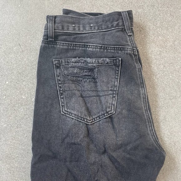 American Eagle Distressed High Rise Mom Jean - Picture 4 of 4